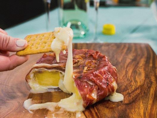 Photo de brie grillé à l'ananas enveloppé dans du bacon