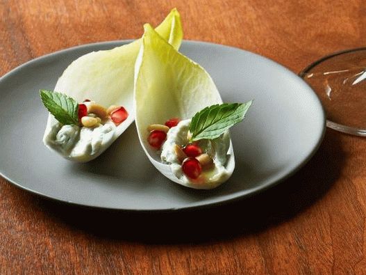 Photo Gorgonzola au miel sur feuilles d'endives