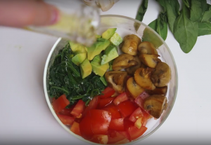 Une salade copieuse aux champignons et aux épinards - 0