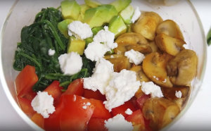 Une salade copieuse aux champignons et aux épinards - 1
