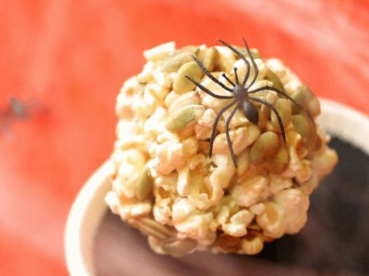 Photo Boules de pop-corn sucrées et épicées avec des graines de citrouille