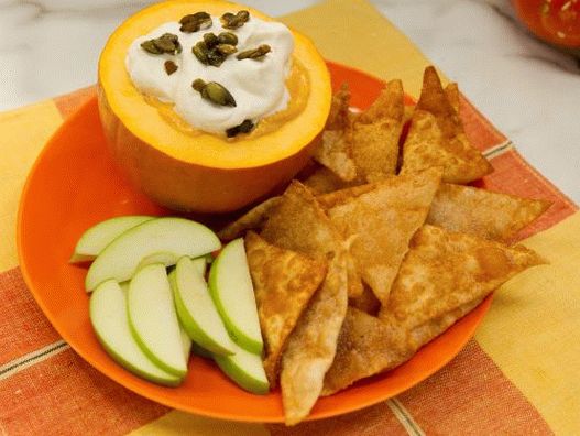 Photo Sauce au fromage à la crème et à la citrouille avec croustilles au wonton
