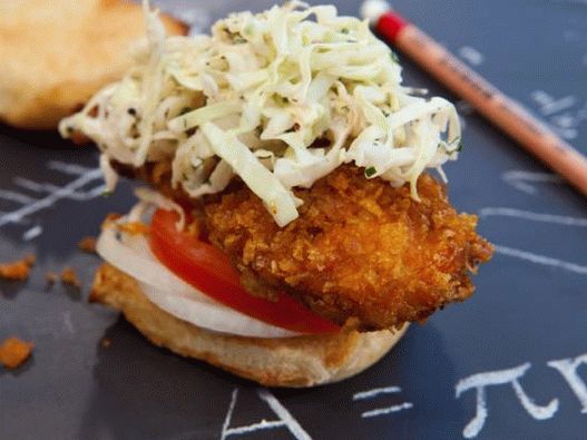 Sandwiches à glissière avec doigts de poulet et beurre à l'ail
