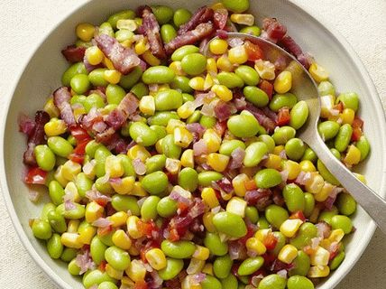 Photo de sauté de haricots edamame avec du maïs et du bacon