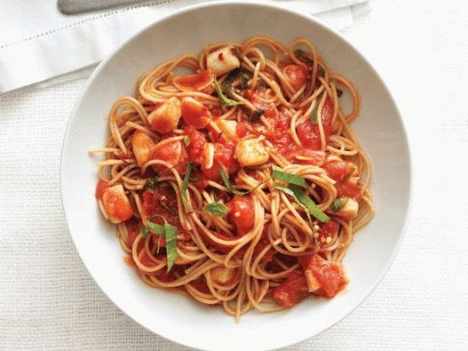 Photo de spaghettis et de pétoncles fumés dans une sauce marinara