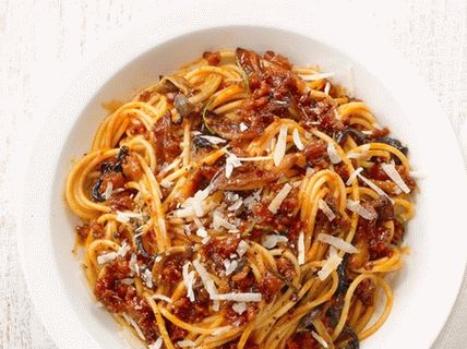 Photo de spaghettis à la sauce aux champignons et aux saucisses italiennes