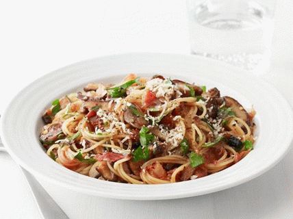 Photo de spaghettis aux lardons, champignons et herbes