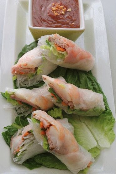 Photo Rouleaux de printemps au porc et crevettes (Goi kuon) à la sauce aux arachides (Nuok Leo)