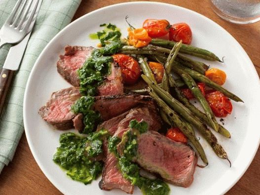 Photo Steak et haricots verts avec tomates grillées et sauce chimichurri