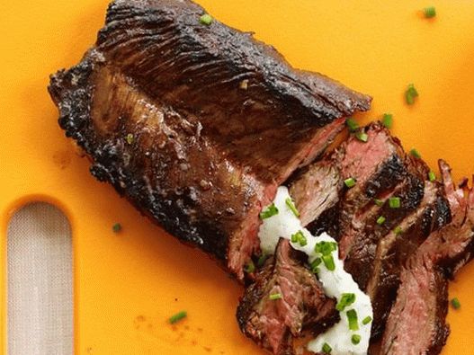 Photo Steak grillé à la sauce au raifort et à la ciboulette