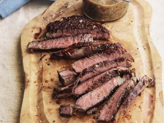 Photo steak ribeye grillé avec salsa au feu