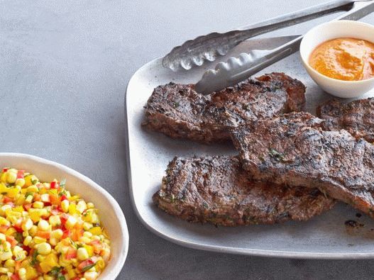Photo Steaks avec salade de maïs mariné et sauce épicée