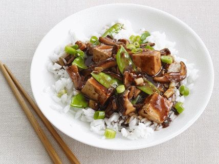Photo d'un steer-fry avec des champignons shiitake, des pois et du tofu