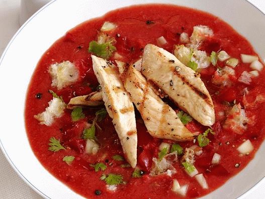 Soupe de gaspacho avec du poulet frit au jus de citron vert