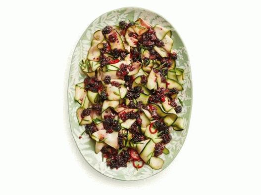 Salade de courgettes fraîches avec mûres
