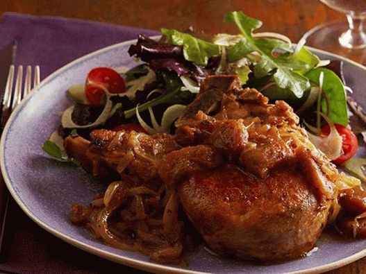 Photo Longe de porc sur l'os avec du poivre dans une cocotte