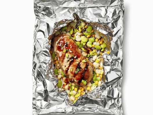 Photo Escalopes de porc avec salade de sukkotash dans des paquets d'aluminium grillés