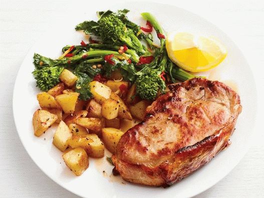 Photo Côtelettes de porc avec pommes de terre et brocoli rapini
