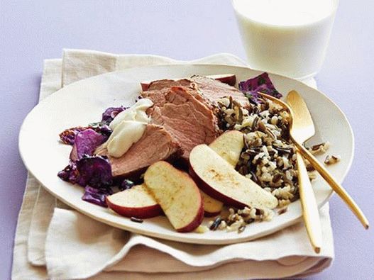 Photo Porc au chou au four avec un accompagnement de riz sauvage et de pommes épicées