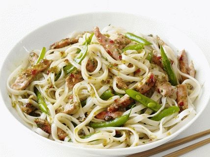 Photo de porc thaïlandais avec des nouilles de riz