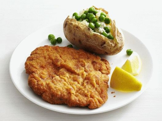 Photo schnitzel de porc avec des pommes de terre au four