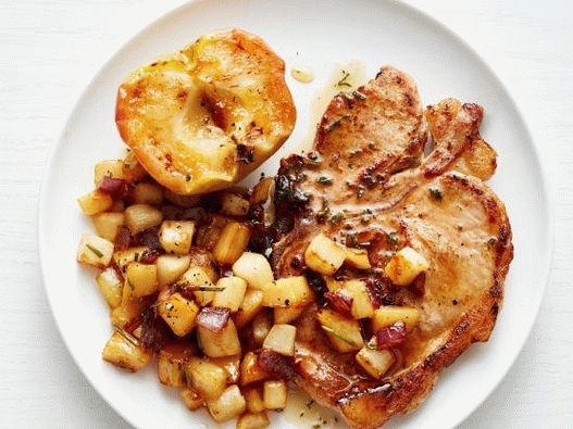 Photo steak de porc sur l'os avec des pommes cuites au four