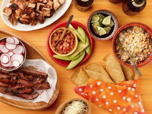 Photo d'un bar à tacos grillé avec du poulet et un steak glacé à l'orange