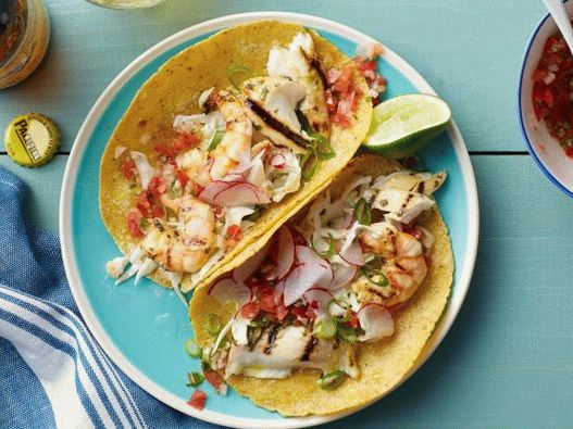 Photo de tacos avec salade de tilapia, crevettes et chou