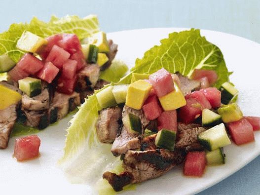 Photo de tacos avec du porc et de la pastèque sur de la laitue