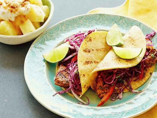 Photo de tacos avec du porc frit, du chou et de l'ananas