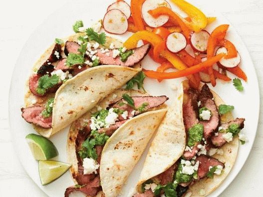 Photo de tacos avec steak et salade de poivrons et radis