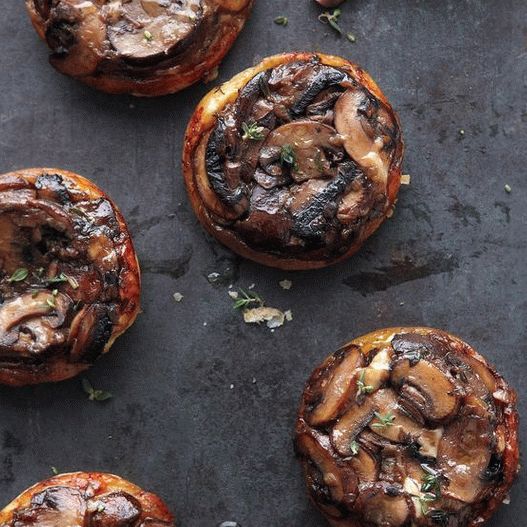 Photo de Tapas au boeuf et aux champignons dans une sauce à l'ail