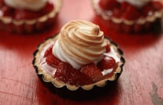 Photo de tartelettes aux fraises et meringues