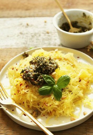 Photo de citrouille à spaghetti assaisonnée de vinaigrette au curry et à l'échalote