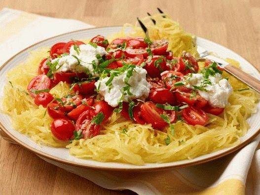 Photo de spaghetti à la citrouille avec tomates fraîches et ricotta
