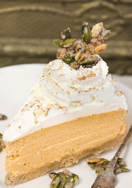 Photo de gâteau au fromage à la citrouille avec gâteau aux biscuits de grains entiers et pacanes