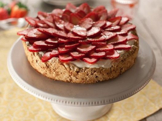Photo de gâteau de meringue aux biscuits à la crème et aux fraises (Mostachon)