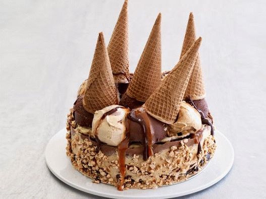 Photo Gâteau à la crème glacée avec des cônes de gaufres