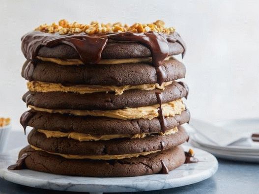 Photo Cake avec des couches de cookies aux pépites de chocolat et de crème de cacahuètes