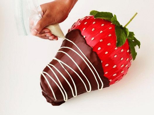 Faire fondre le chocolat blanc et décorer avec des zigzags