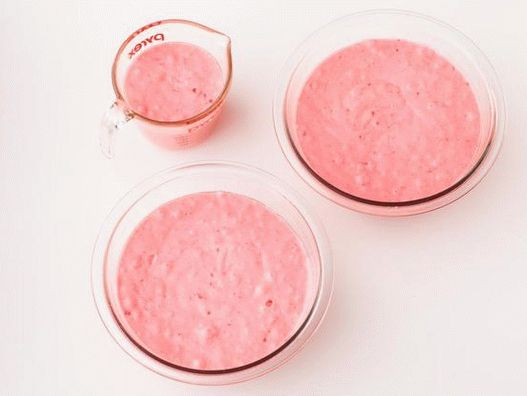 Remplissez la tasse à mesurer avec la pâte aux deux tiers, divisez le reste entre les bols