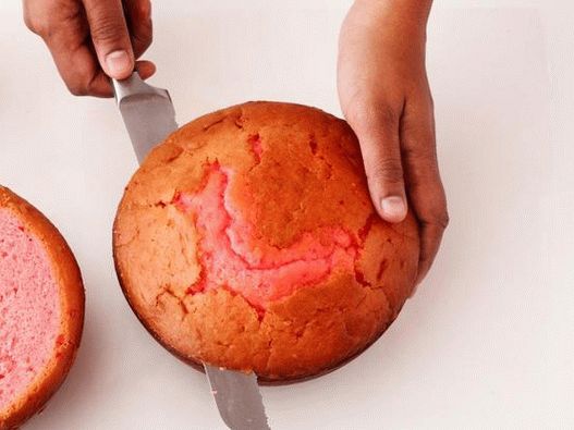 À l'aide d'un couteau dentelé, alignez le dessus des gâteaux que vous avez cuits dans des bols