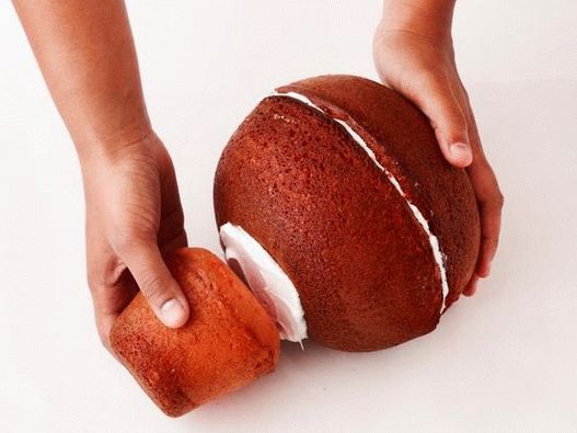 Découpez un petit gâteau dans la tasse d'un côté, puis fixez-le avec les grandes couches de gâteau