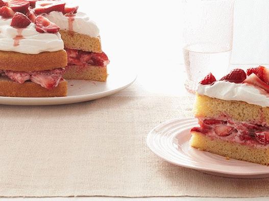 Photo Cake aux fraises et crème fouettée