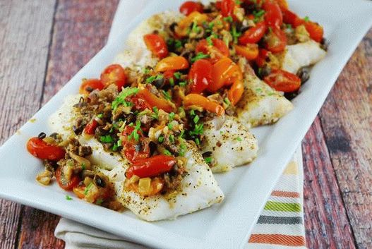 Photo de morue avec salsa aux tomates cuites au four