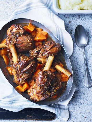 Photo d'agneau braisé avec pommes de terre et curry