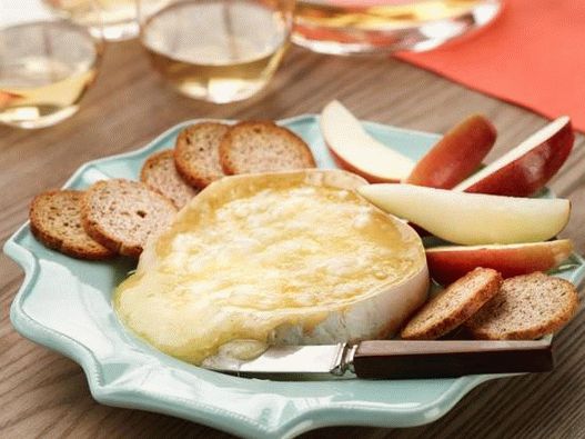 Photo de Brie au fromage chaud avec pommes Fuji, poires et toasts Melba