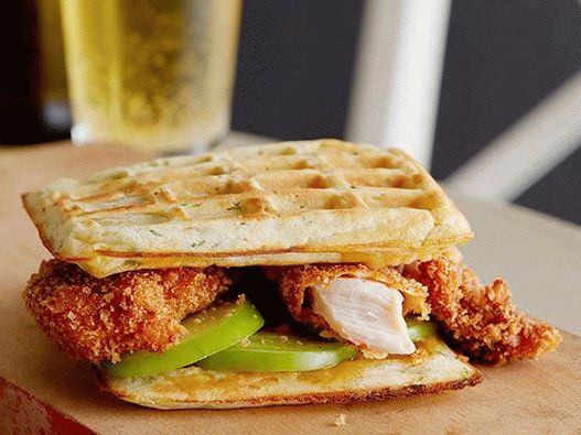 Sandwich de gaufrettes avec du poulet et du sirop d'érable épicé