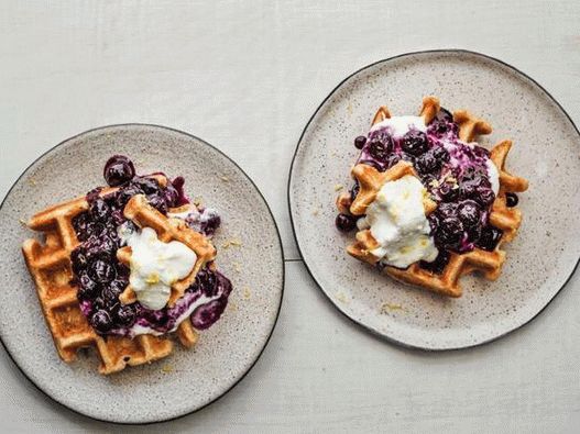 Gaufres à la compote de myrtilles et à la crème de ricotta au citron