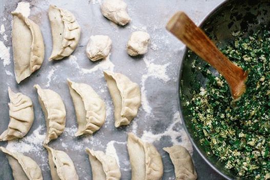 Photo de Dumplings fourrés à la fève, aux pignons et à la menthe